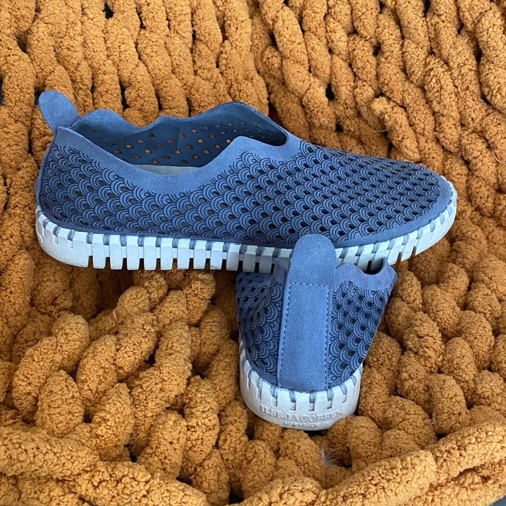 Ilse Jacobsen Flats
color looks brighter in photos it’s more grey ish - Picture 6 of 6